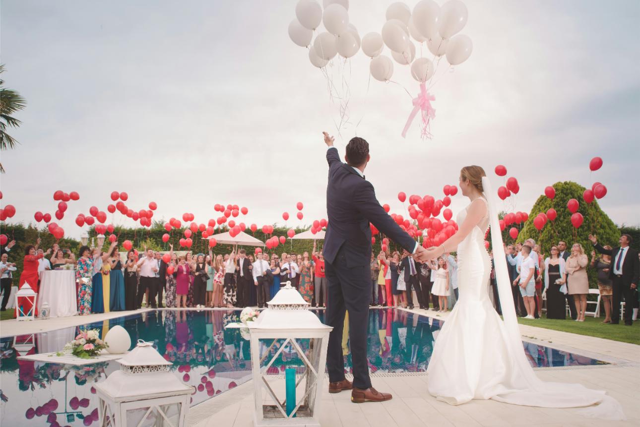 mariage avec ballons rouges