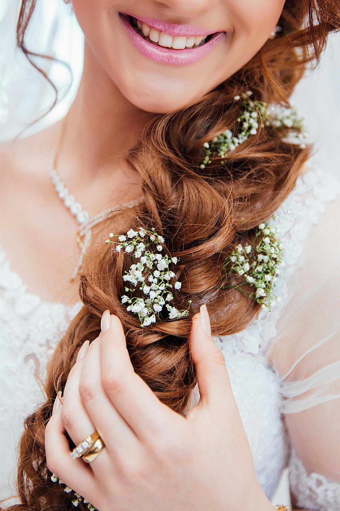 femme avec cheveux tressés fleuris

