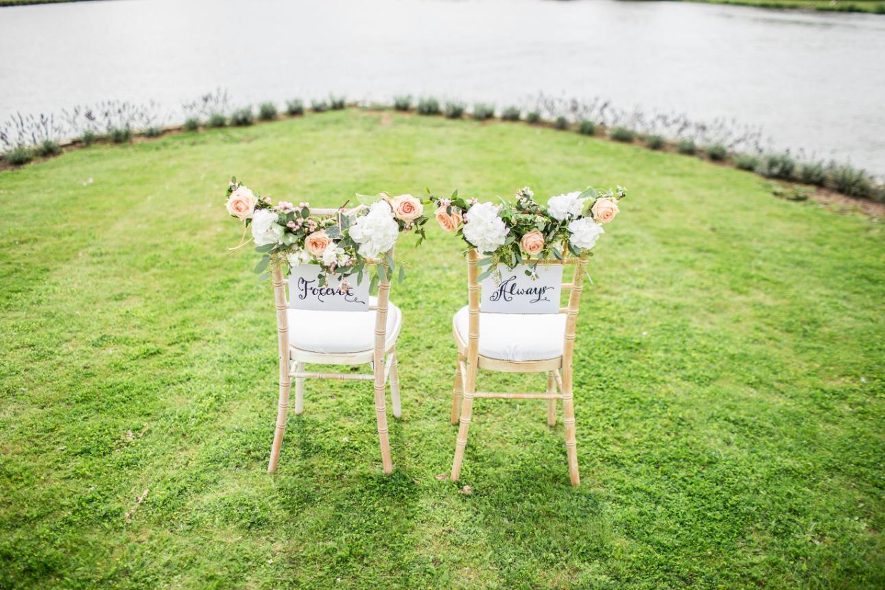 chaises décorées pour un mariage

