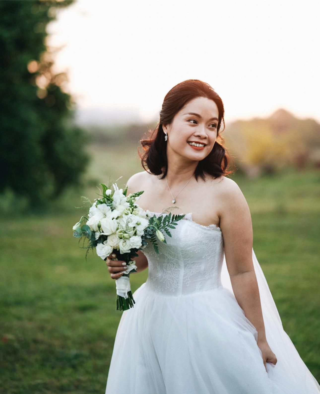 Mariée avec un bouquet fleuri