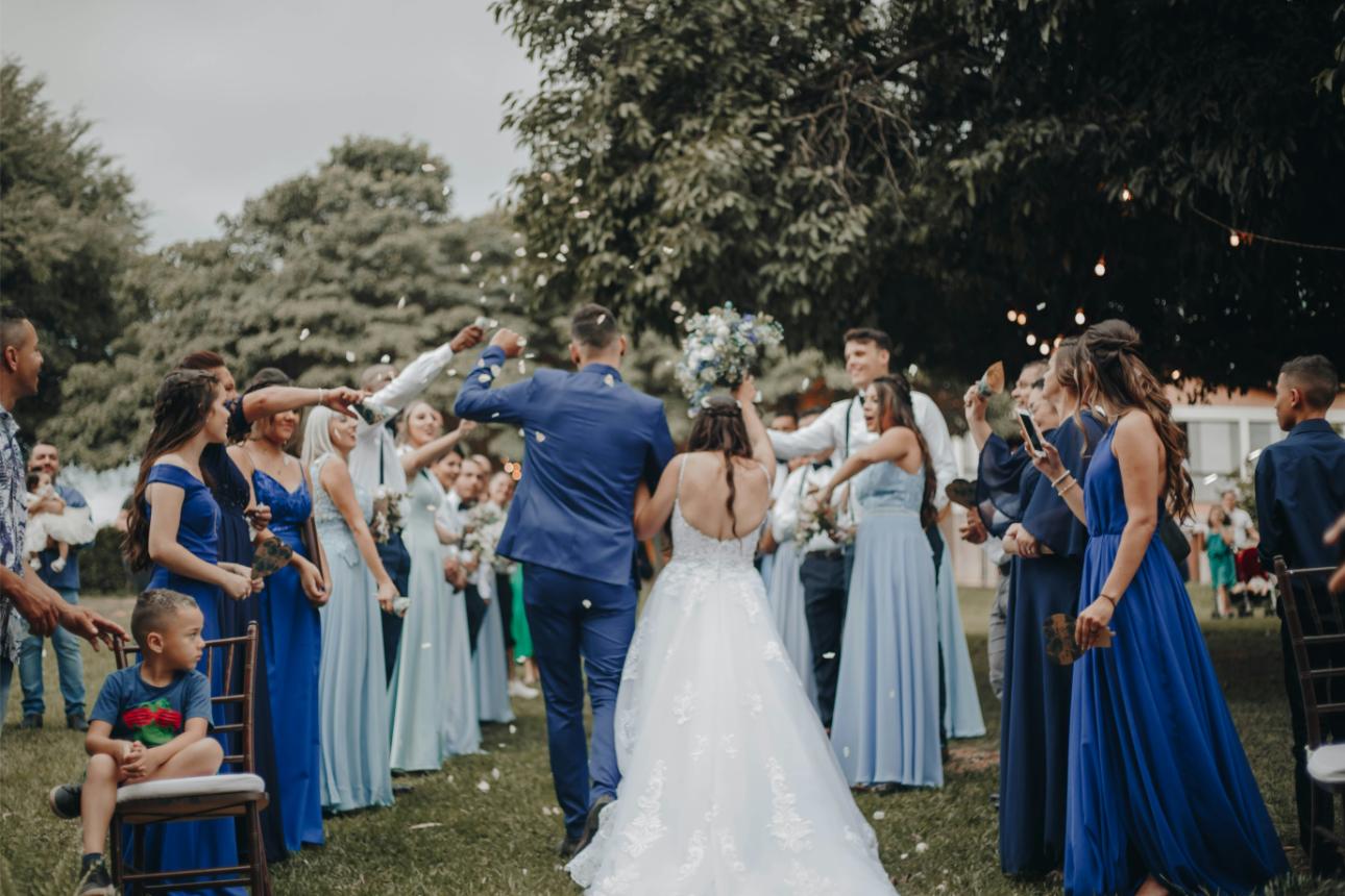 mariage en plein air joyeux