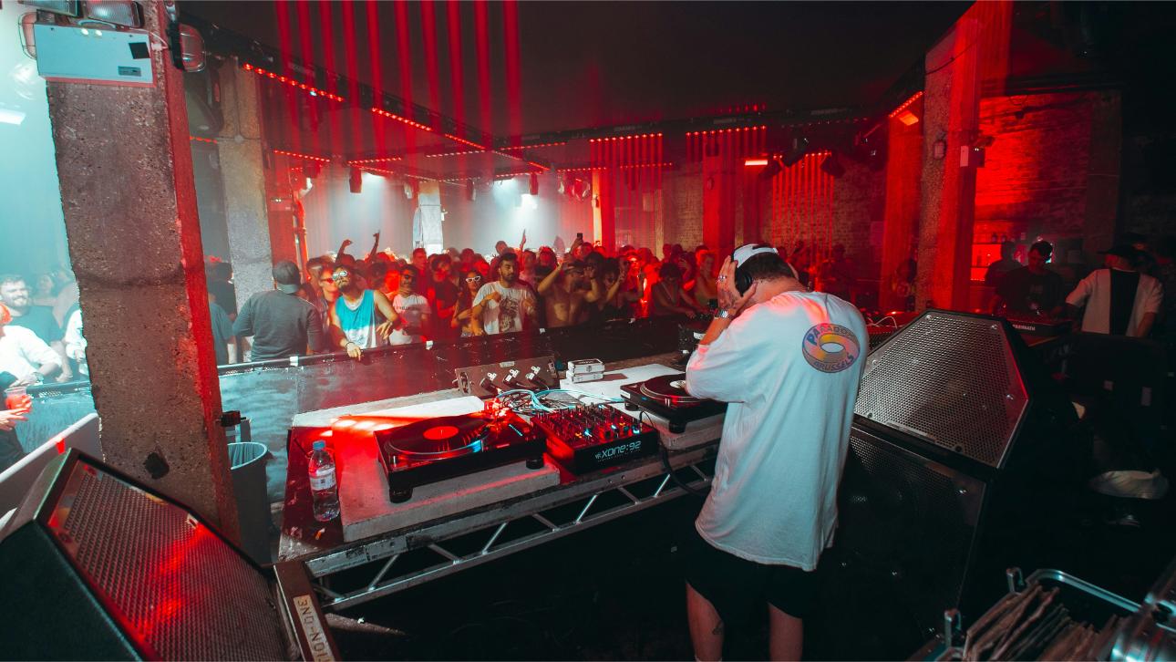 DJ en pleine performance animée