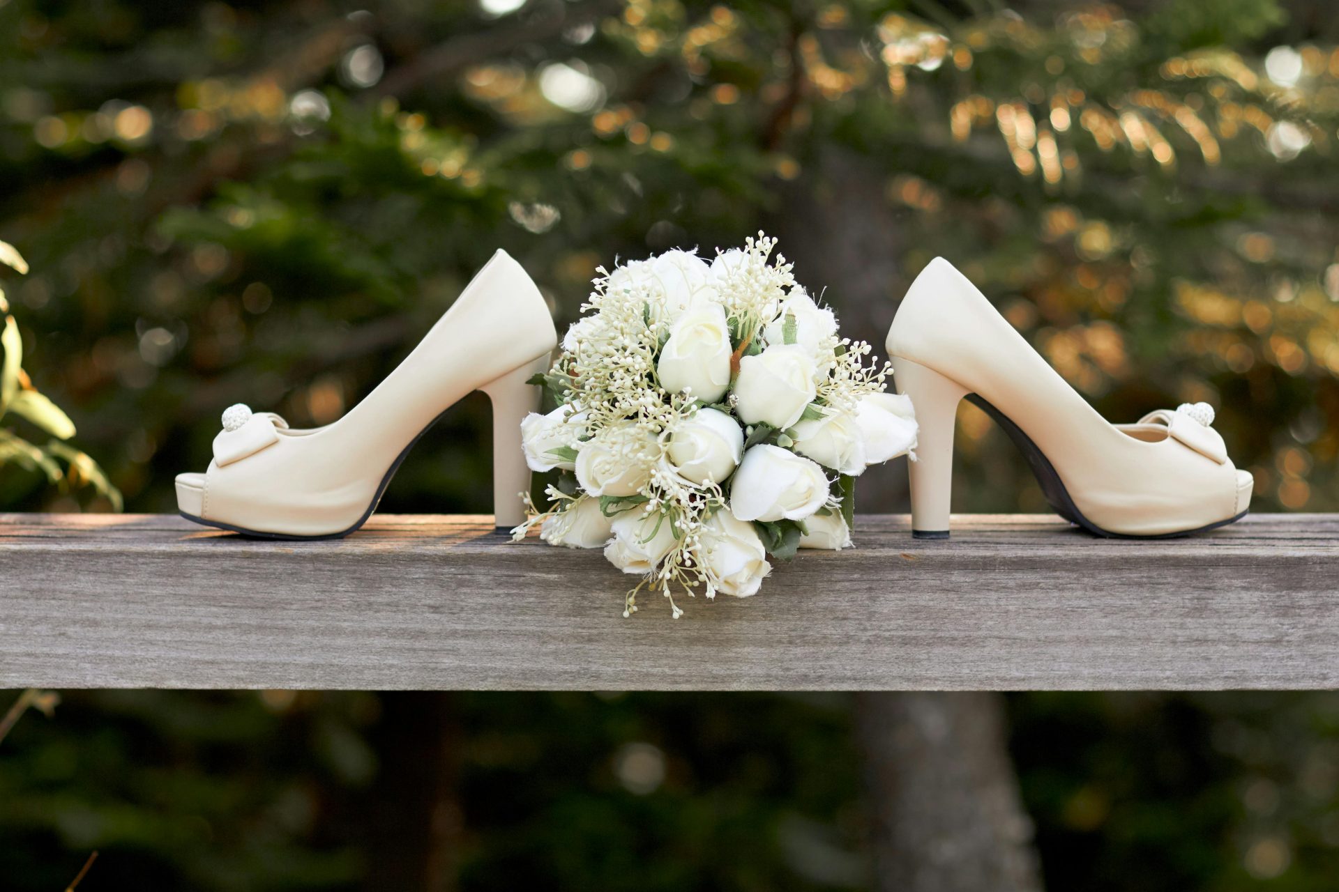 chaussures et bouquet de fleurs