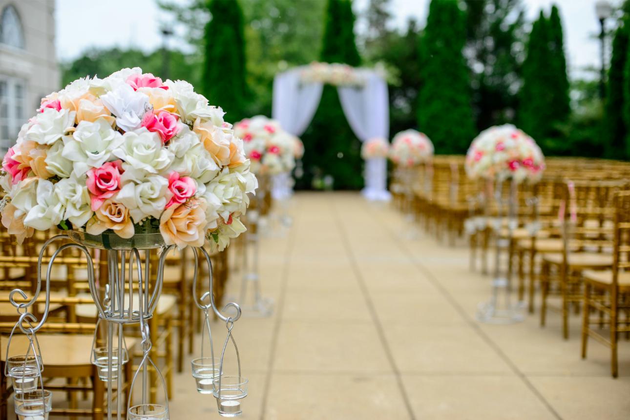 fleurs dans un lieu de mariage